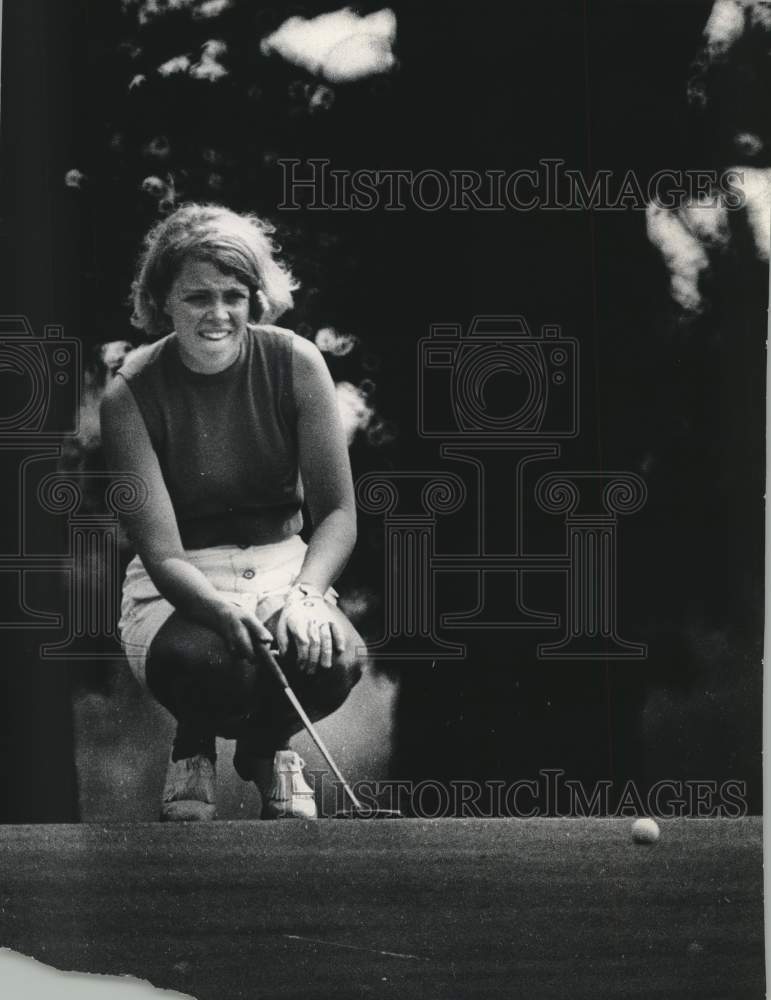 1970 Press Photo Golfer Carol Jean Sorensen lines up her next putt. - mjt20364- Historic Images