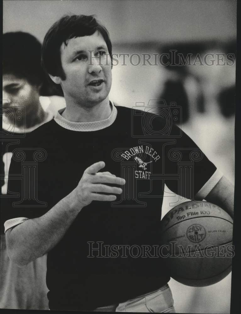 1977 Press Photo Basketball coach Ed Sennett for Brown Deer High School.- Historic Images