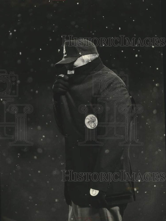 1989 Press Photo Umpire Larry Barnett during snowy Brewers game, County Stadium- Historic Images