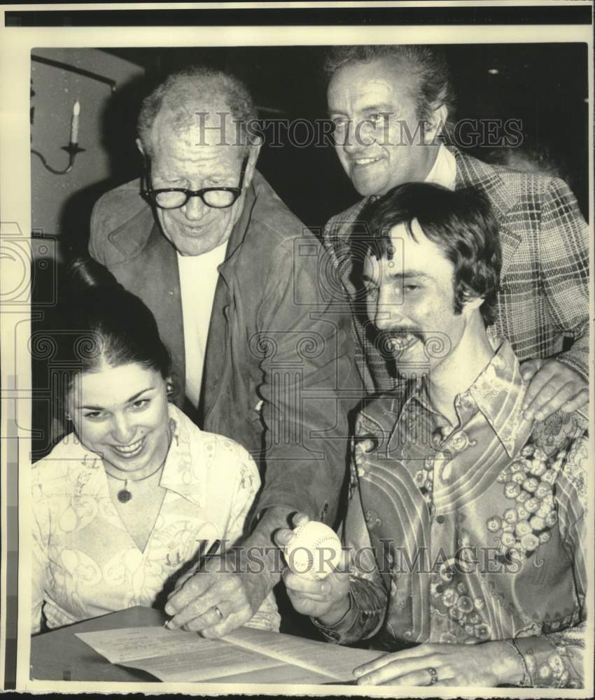 1976 Press Photo Bill Veeck of White Sox initialed contract for Curt Ranstack.- Historic Images