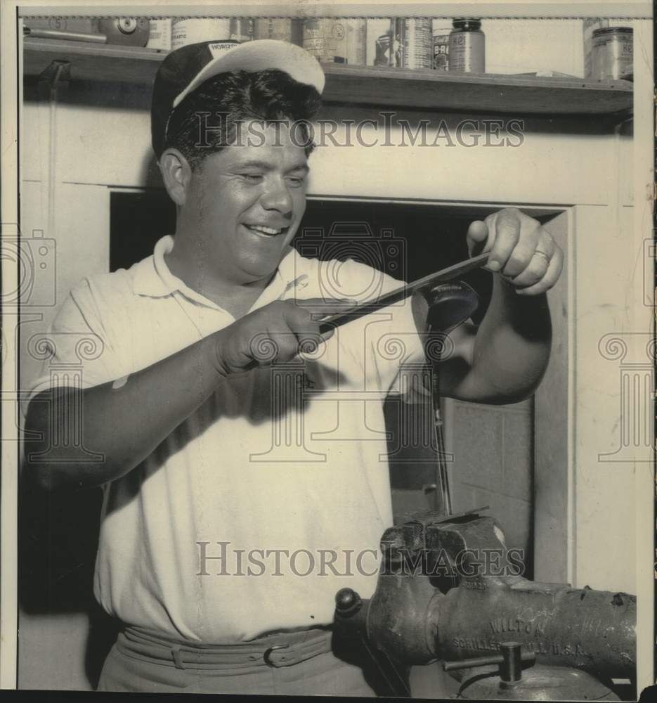 Press Photo Golfer Lee Trevino works on his golf clubs - mjt20479- Historic Images