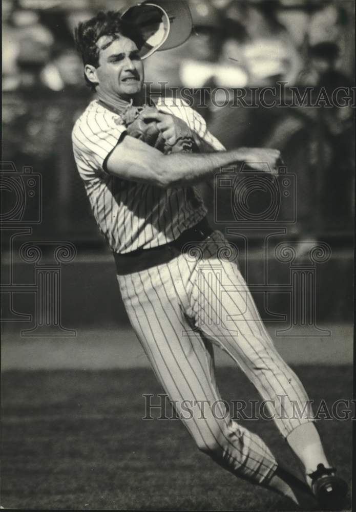 1982 Press Photo Milwaukee Brewers Paul Molitor loses his hat to get grounder.- Historic Images