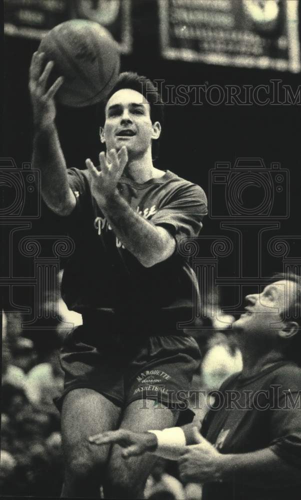 1988 Press Photo Paul Molitor went up for 2 points Brewers&#39; basketball game- Historic Images