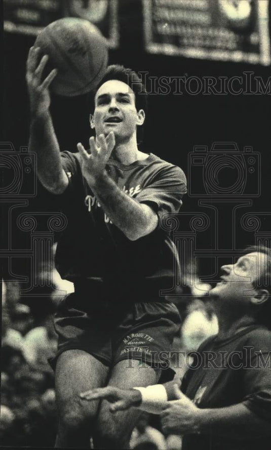 1988 Press Photo Paul Molitor went up for 2 points Brewers' basketball game- Historic Images