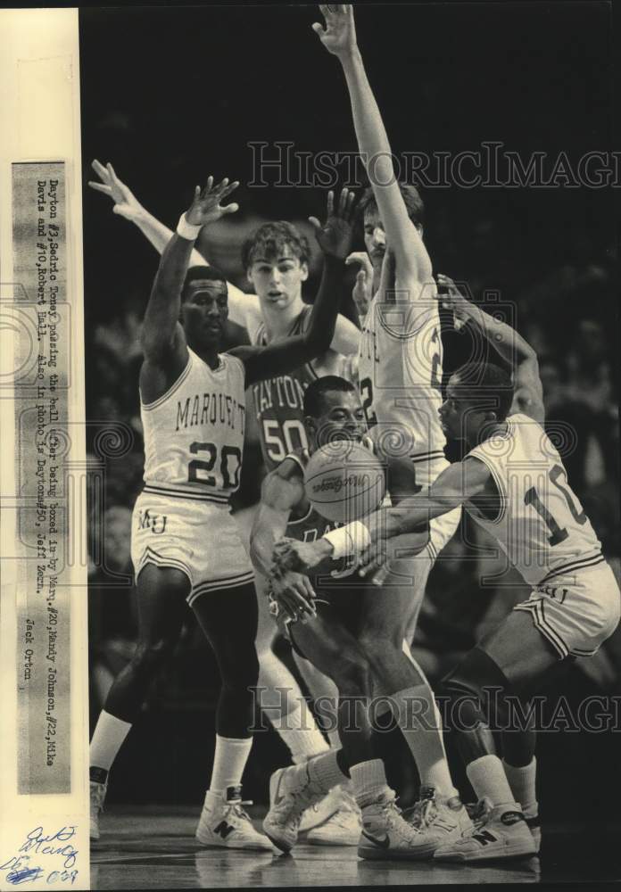 1985 Press Photo Marquette and Dayton basketball players in action during game- Historic Images