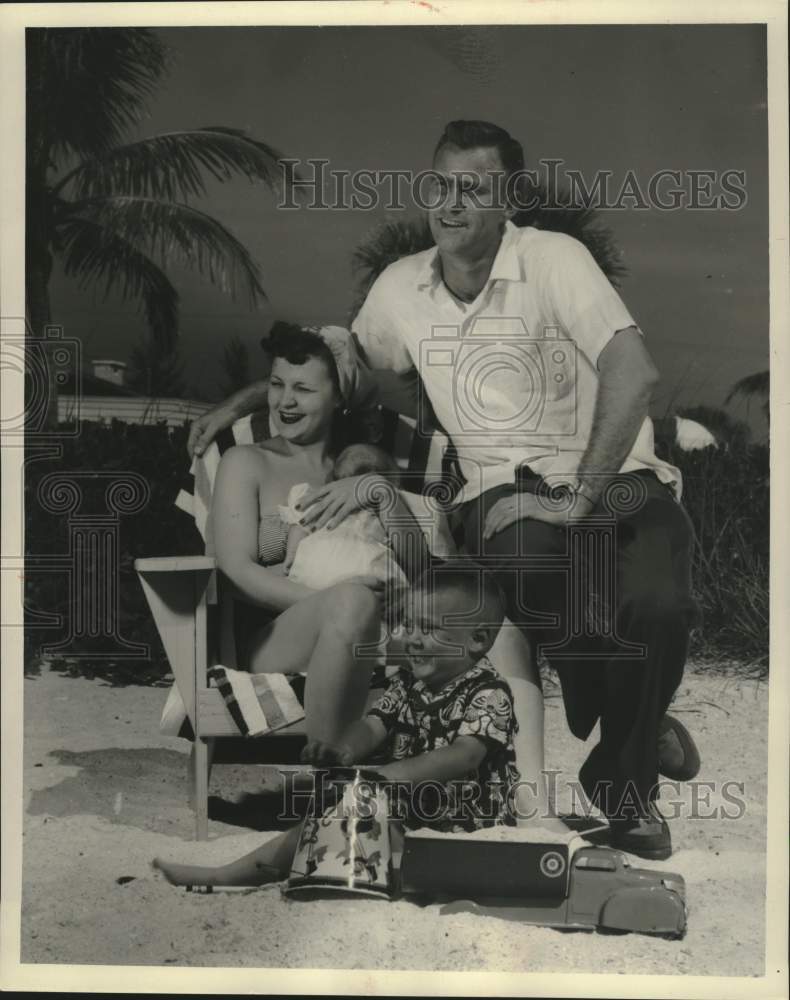 1955 Press Photo Milwaukee Braves pitcher Lew Burdette on the beach with family.- Historic Images