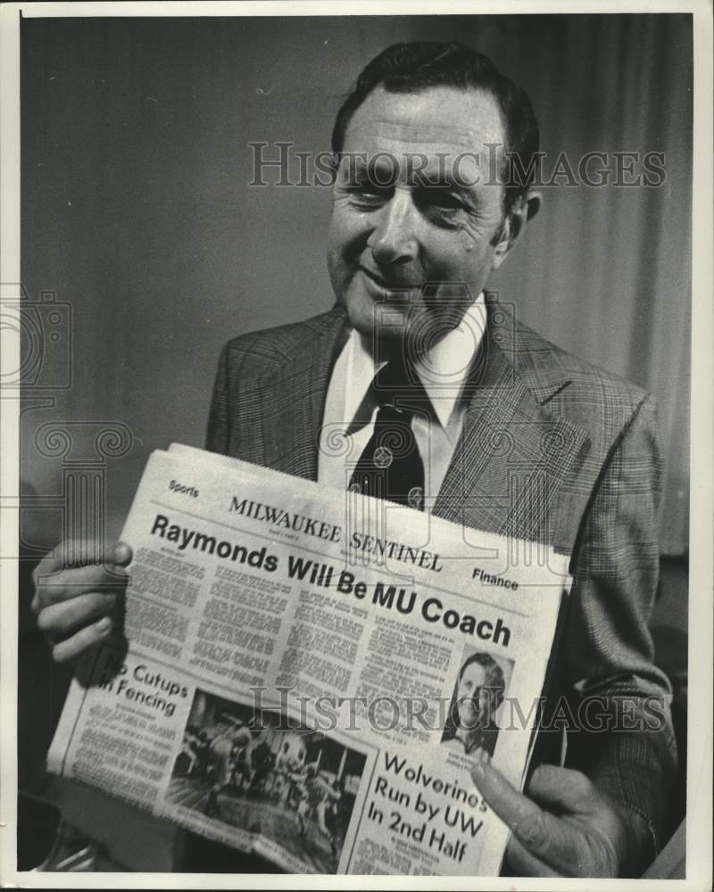 1977 Press Photo Hank Raymonds holds headline he will coach at MU - Milwaukee.- Historic Images