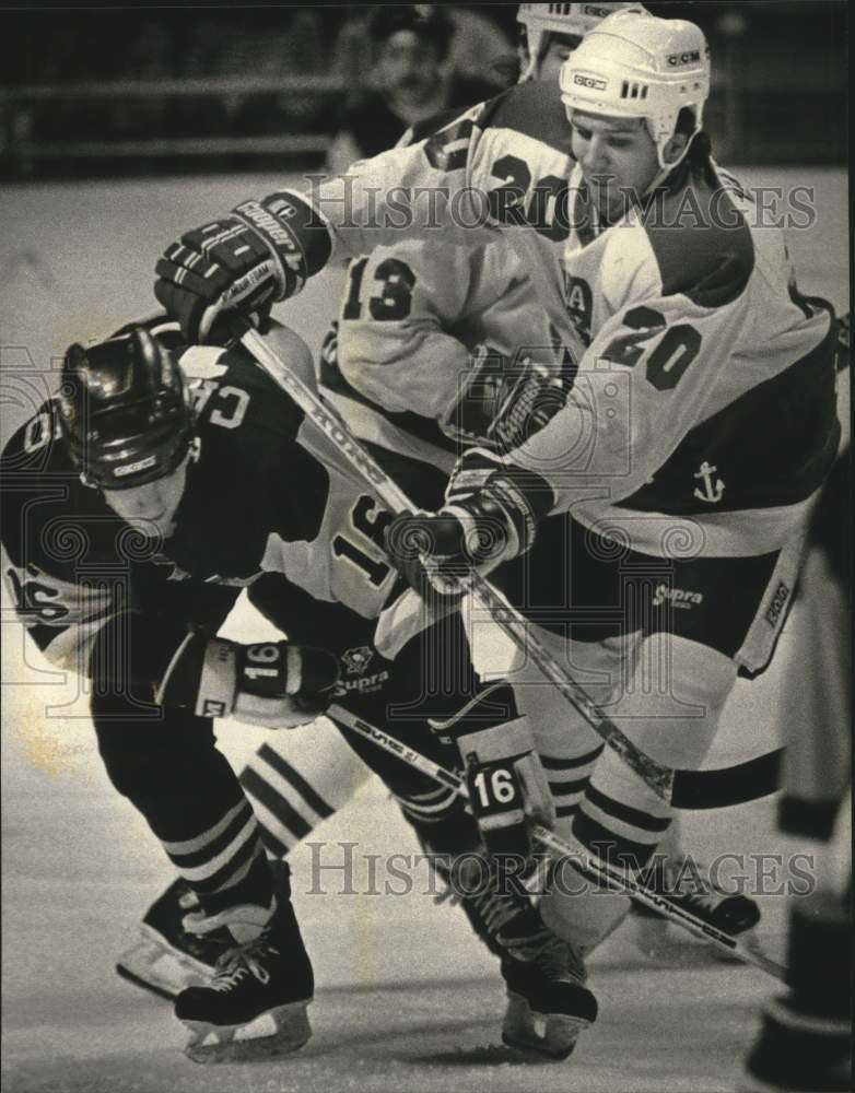 1989 Press Photo Hockey player Ernie Vargas of Milwaukee Admirals plays defense.- Historic Images