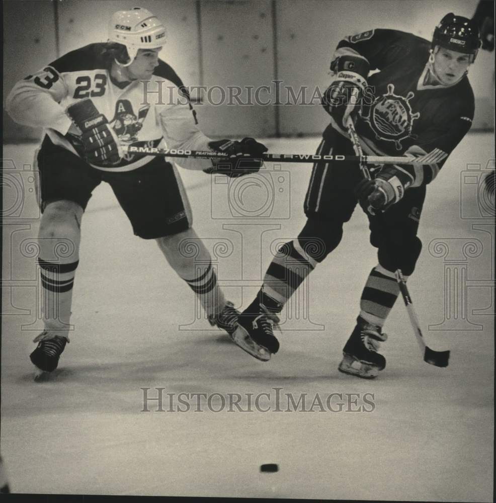 1985 Press Photo Milwaukee Admiral hockey player defending against Peoria- Historic Images