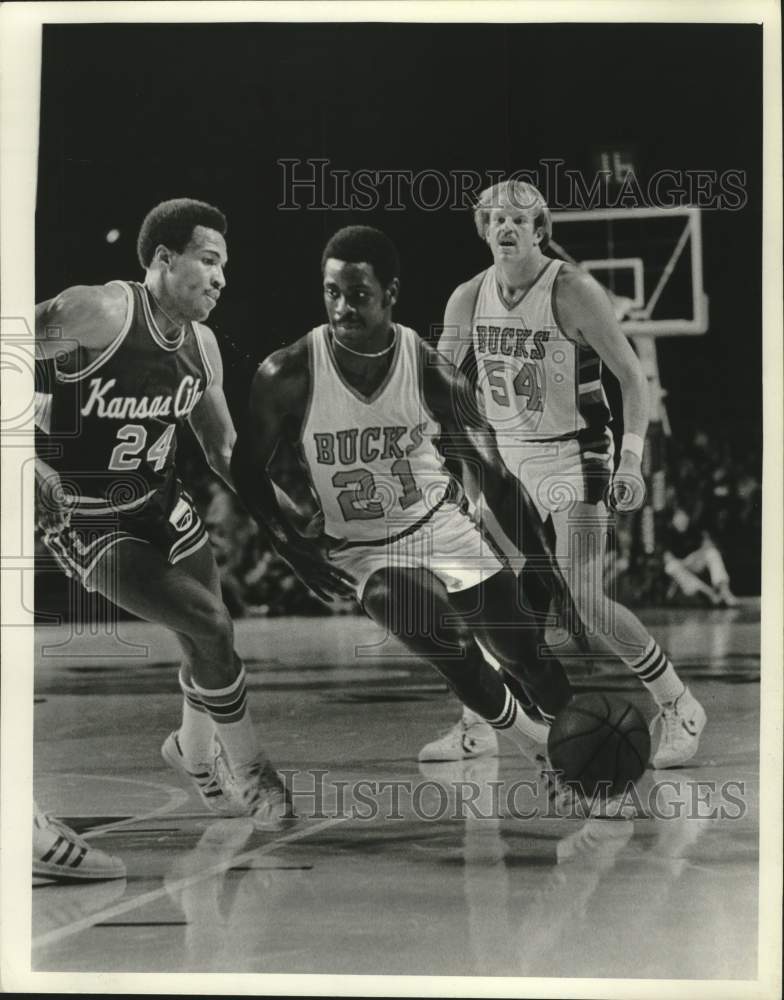 1979 Press Photo Milwaukee Versus Kansas City As Quinn Buckner Has Basketball- Historic Images