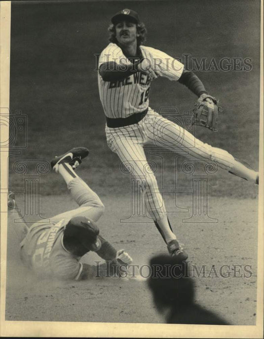 1983 Press Photo Royals' U.L. Washington slides into Brewers' Robin Yount- Historic Images