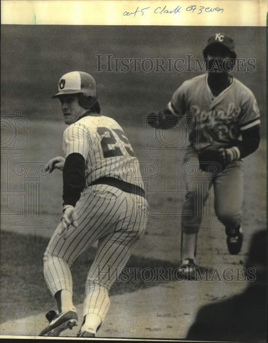 1984 Press Photo Brewers' Bobby Clark gets trapped in a run down by Kansas City- Historic Images