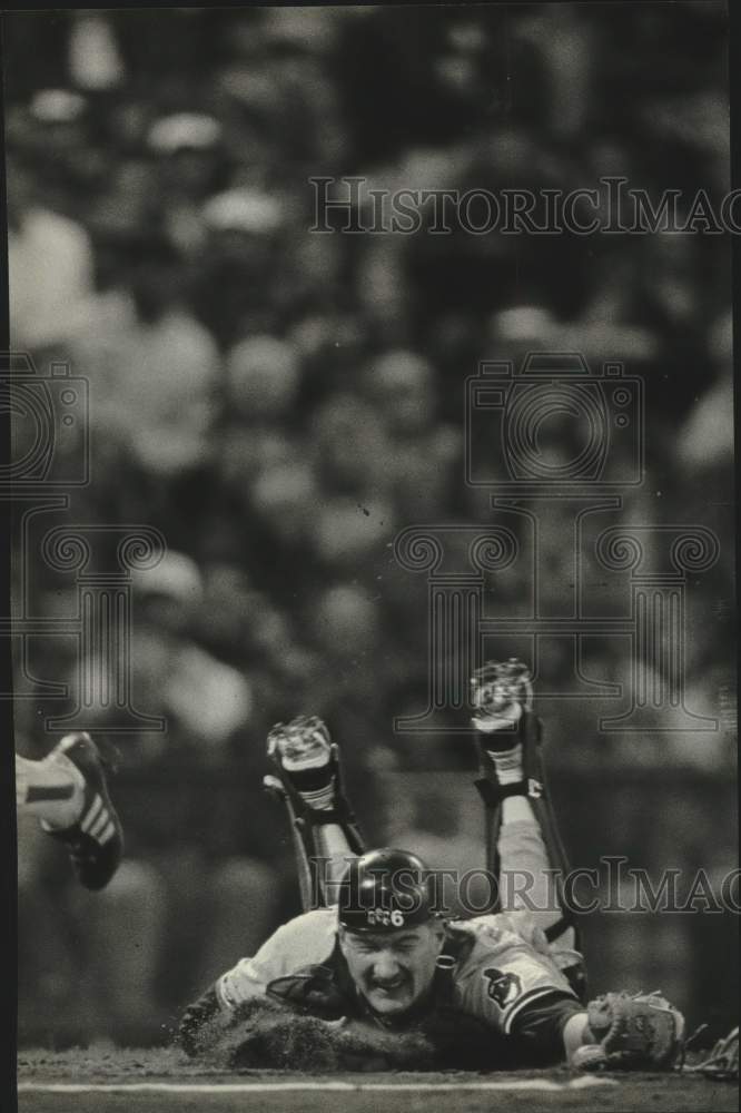 1988 Press Photo Cleveland catcher Andy Allanson dived to tag out Brewers player- Historic Images