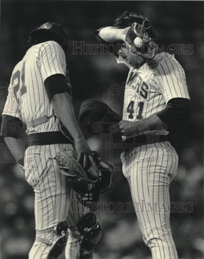 1985 Press Photo Brewer Catcher Bill Schroeder Talked with Pitcher Ray Searage- Historic Images