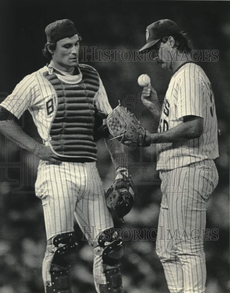 1985 Press Photo Milwaukee Brewers' Bill Schroeder Consoles Pete Vuckovich- Historic Images