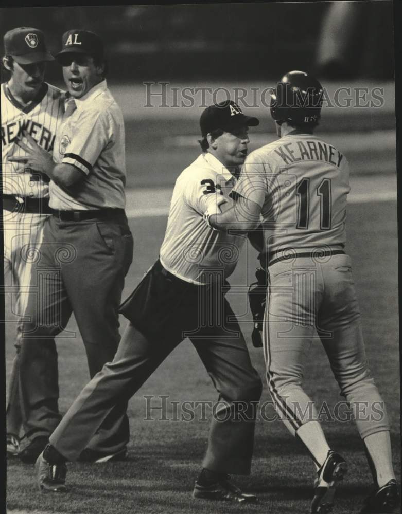 1985 Press Photo Players Restrained by Umpires in Milwaukee Brewers Game- Historic Images