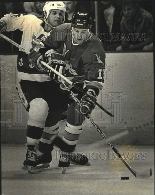 1990 Press Photo Admirals' Shawn Antoski holds back K.C. Blades' Keith Miller- Historic Images