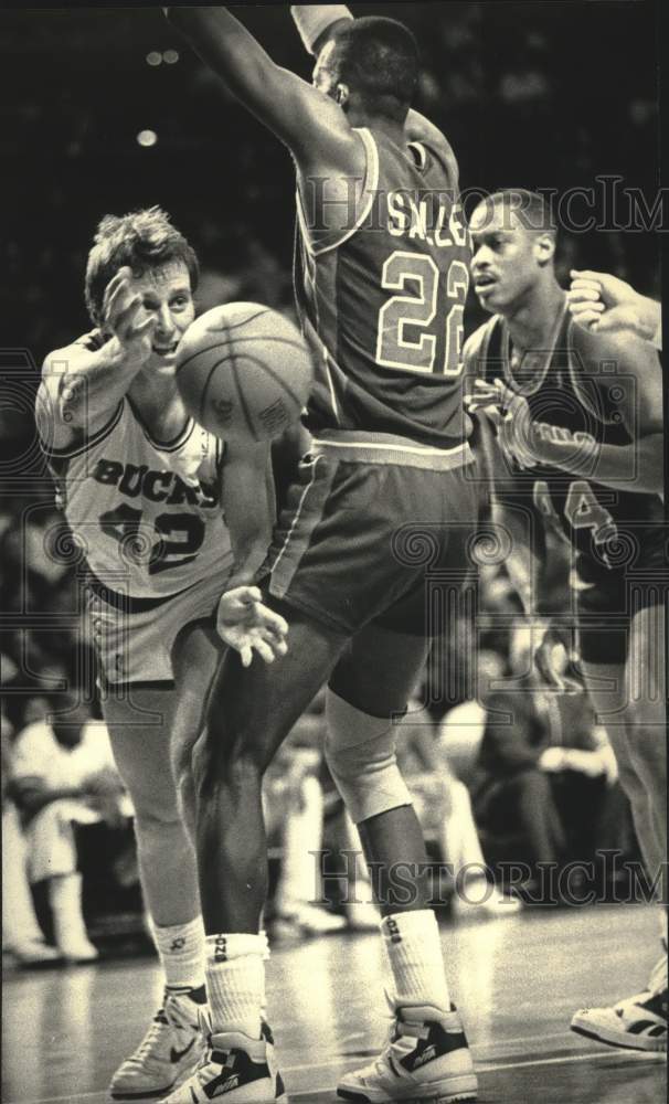1988 Press Photo Milwaukee Bucks &amp; Detroit Pistons basketball game at the Arena- Historic Images