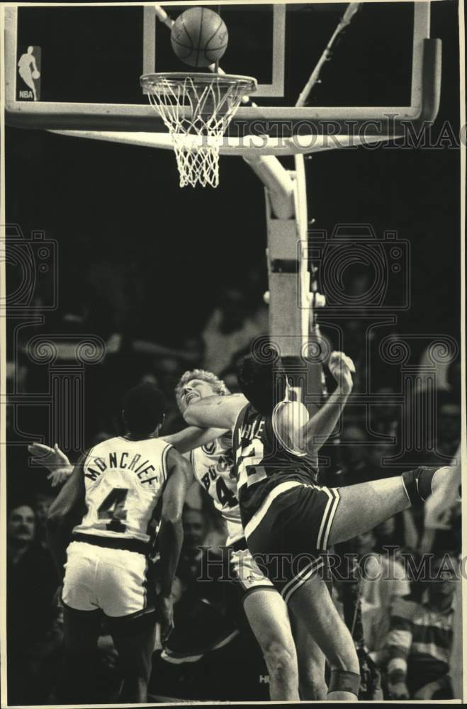 1988 Press Photo Milwaukee Bucks against Boston Celtic's basketball game- Historic Images
