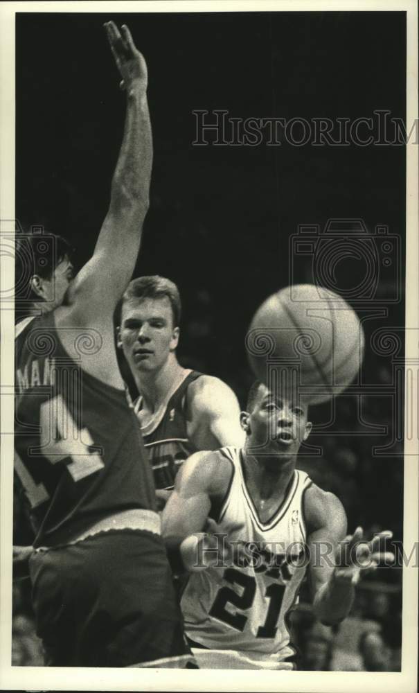 1990 Press Photo Milwaukee Bucks basketball player Alvin Robertson gets the ball- Historic Images