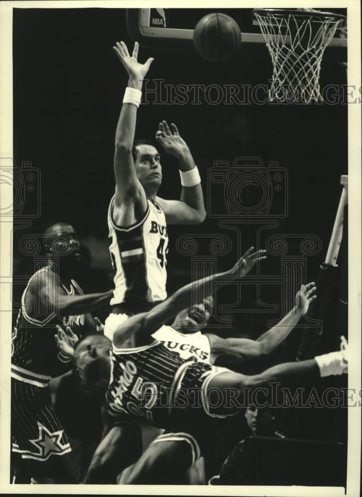 1989 Press Photo Nick Anderson of Orlando crashes into Bucks&#39; Jay Humphries.- Historic Images