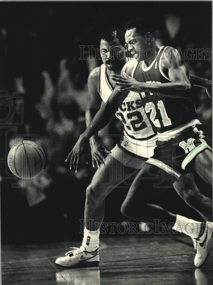 1988 Press Photo Milwaukee Bucks&#39; Ricky Pierce chases down Knicks Gerald Wilkins- Historic Images