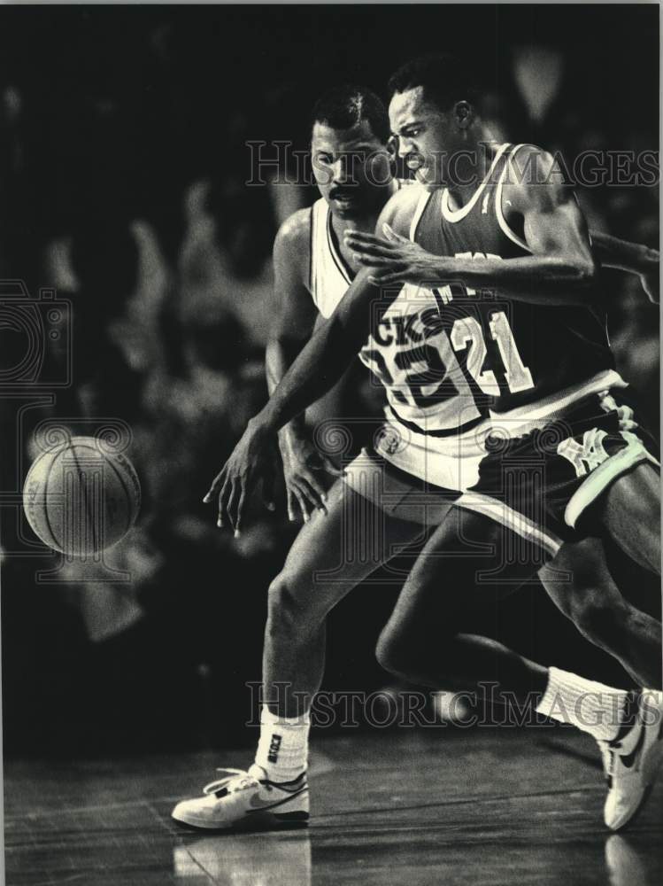 1988 Press Photo Milwaukee Bucks' Ricky Pierce chases down Knicks Gerald Wilkins- Historic Images