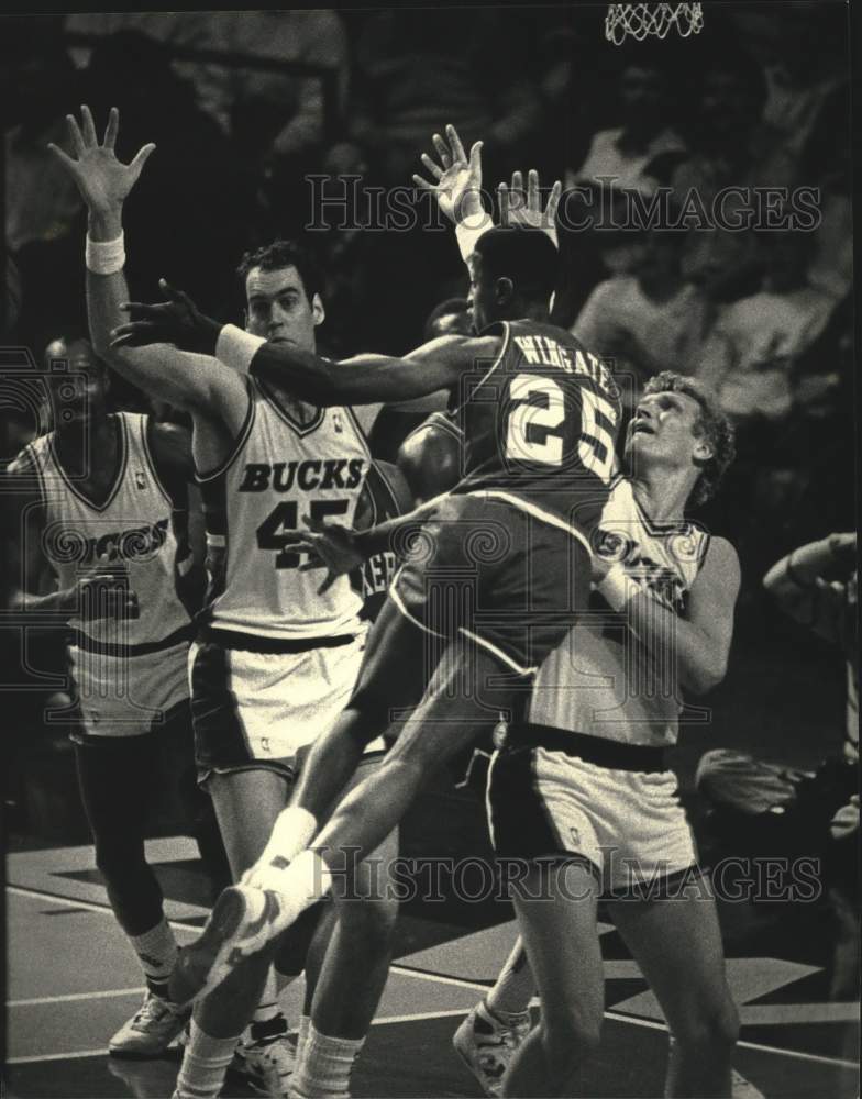 1988 Press Photo Milwaukee Bucks against the 76ers basketball game at the Arena- Historic Images
