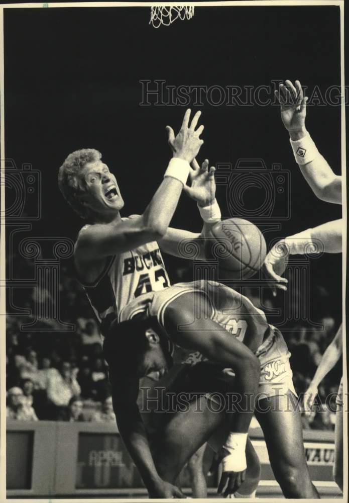1988 Press Photo Milwaukee Bucks &amp; Sacramento basketball game at the Arena- Historic Images
