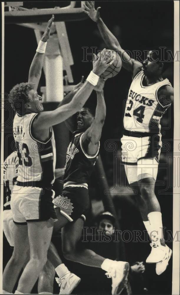 1989 Press Photo Milwaukee Bucks against the Suns basketball game - mjt20725- Historic Images