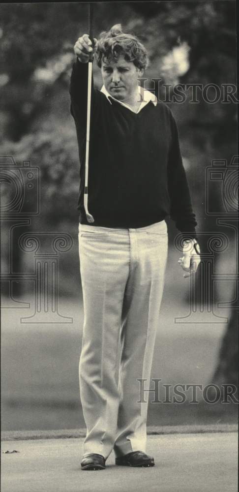 1985 Press Photo Dennis Tiziani lines up a putt at GMO qualifying game- Historic Images