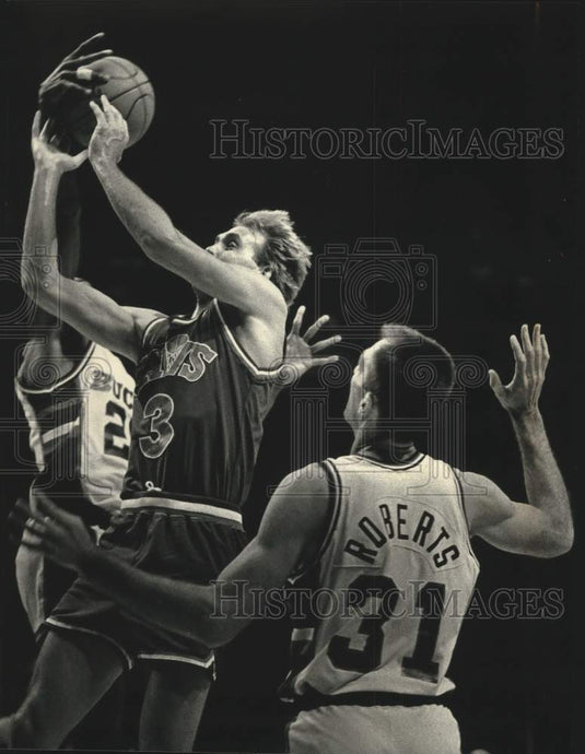 1989 Press Photo Buck's Paul Pressey (L) blocks shot of Cleveland's Craig Ehlo.- Historic Images