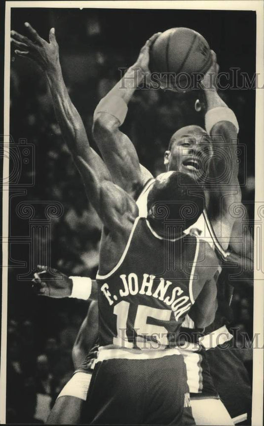 1989 Press Photo Houston's Frank Johnson pressured Buck's Terry Cummings.- Historic Images