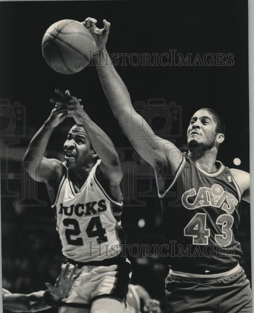 1989 Press Photo Cleveland&#39;s Brad Daugherty keeps ball from Buck&#39;s Jay Humphries- Historic Images