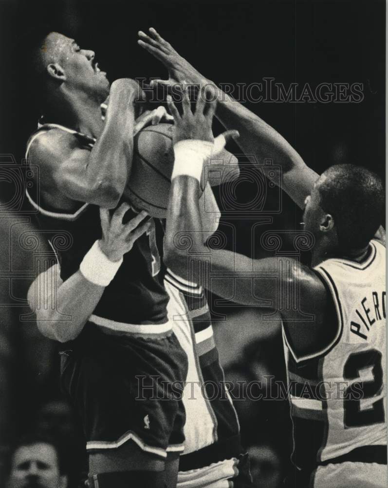 1989 Press Photo Milwaukee Players Put Pressure On Cleveland At Bradley Center- Historic Images