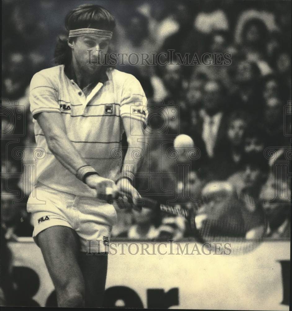 1985 Press Photo Pro tennis player Bjorn Borg hits a backhand return.- Historic Images