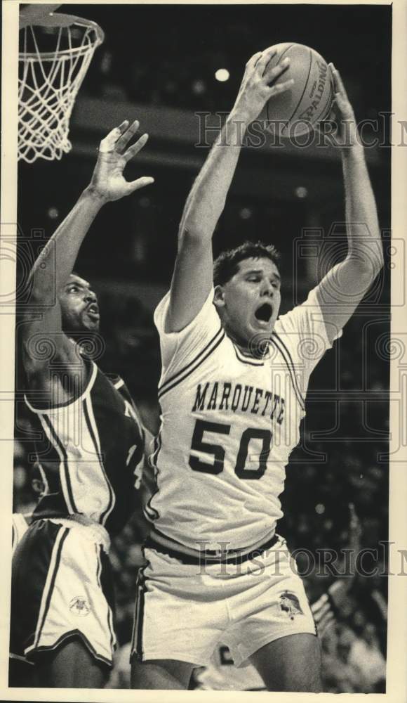 1988 Press Photo Marquette University basketball player Nethen with rebound.- Historic Images