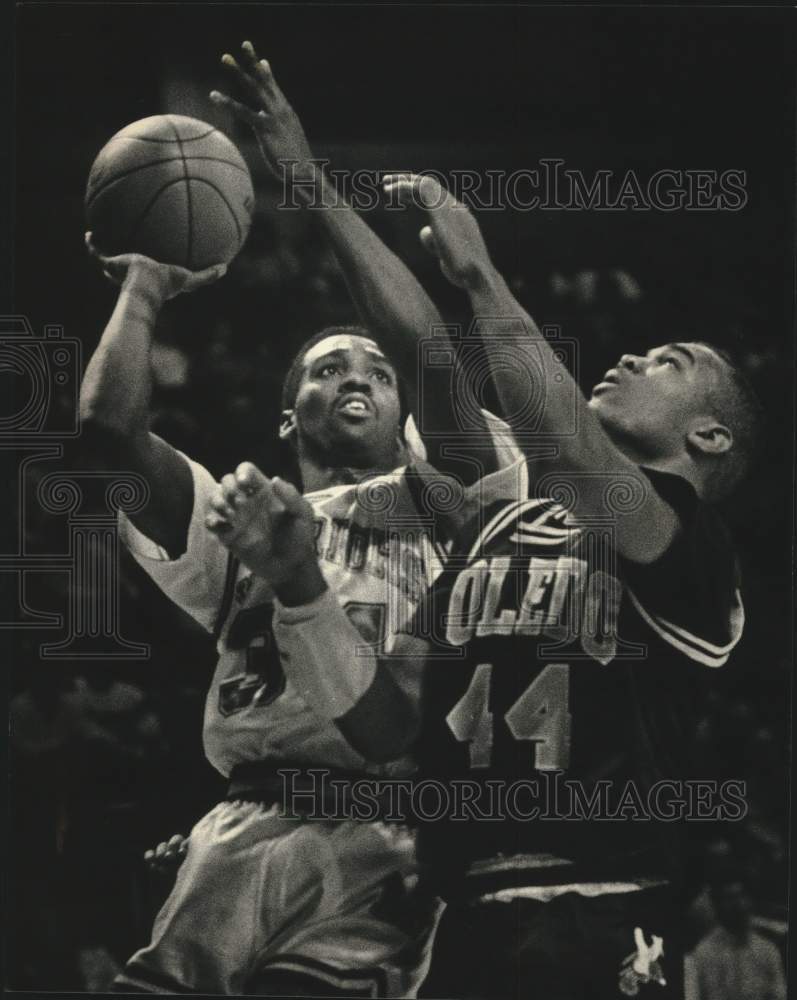 1989 Press Photo Marquette&#39;s Tony Smith scores over Toledo&#39;s Craig Sutters- Historic Images