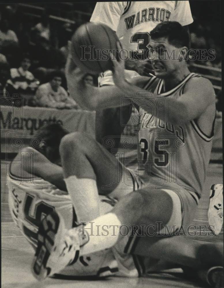 1989 Press Photo Marquette's Rod Grosse & Michigan's Jim Havrilla after ball- Historic Images