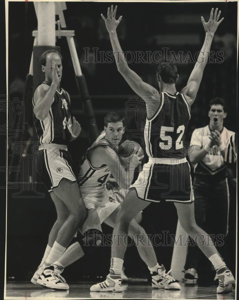 1988 Press Photo Marquette&#39;s John Leurck looks for room to play, Bradley Center- Historic Images