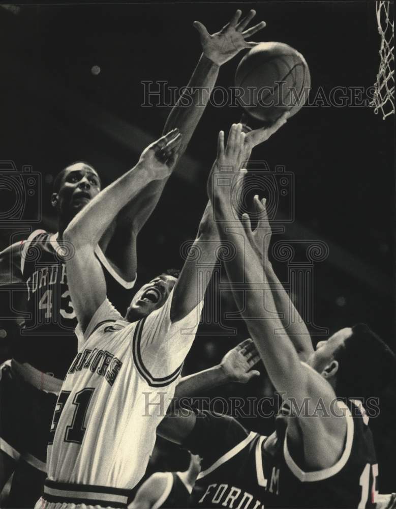 1989 Press Photo Marquette&#39;s Mike Flory is blocked by Fordham&#39;s Damon Lopez- Historic Images