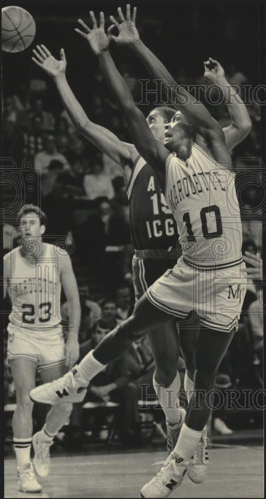 1985 Press Photo Marquette&#39;s Kevin Johnson hustles against Athletes In Action- Historic Images