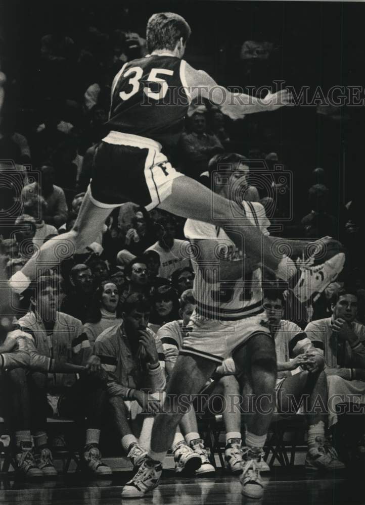 1989 Press Photo Marquette&#39;s Mike Flory makes move on Fordham&#39;s Joe Paterno- Historic Images