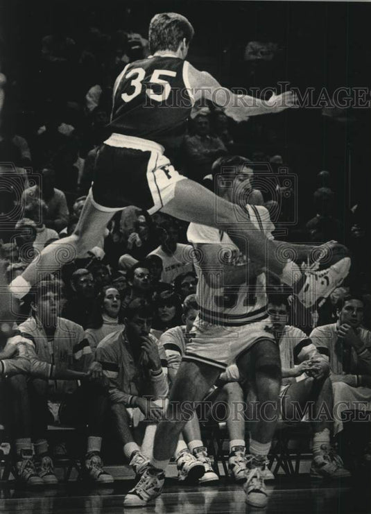 1989 Press Photo Marquette's Mike Flory makes move on Fordham's Joe Paterno- Historic Images