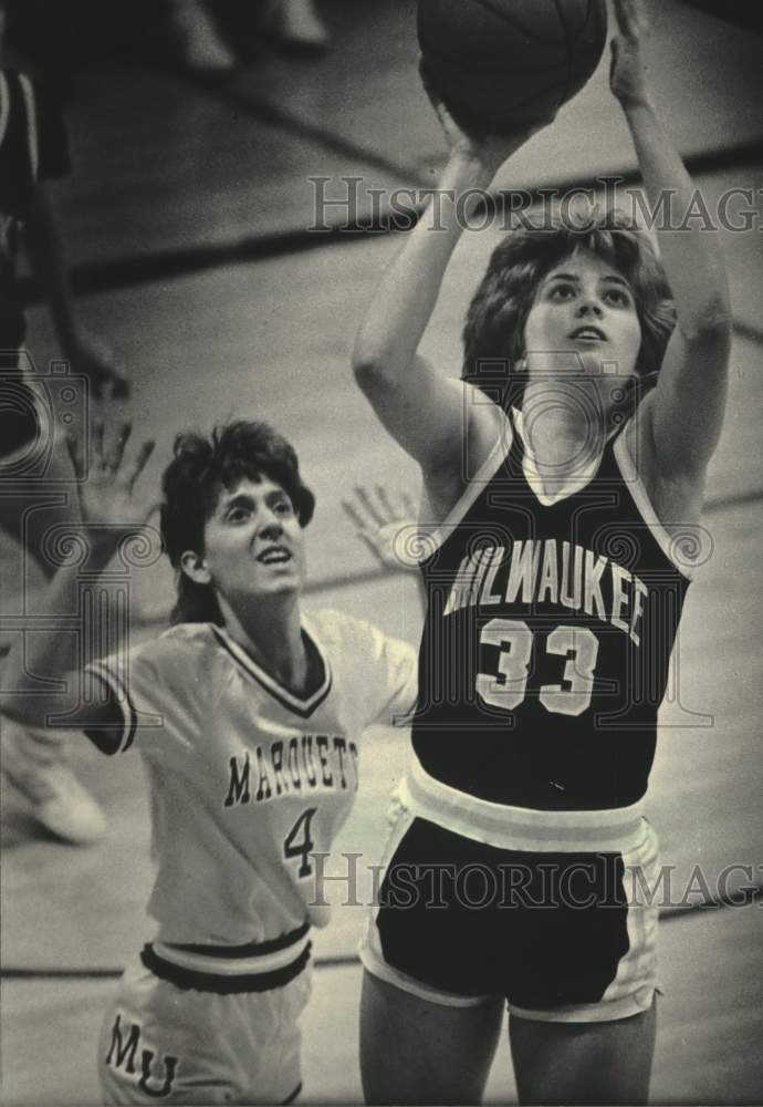 1986 Press Photo UWM&#39;s Patty Hanes scores on Marquette&#39;s Sharon Flaiz- Historic Images