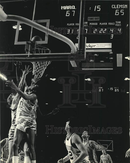 1980 Press Photo Marquette's Terrell Schlundt and Oliver Lee battled for rebound- Historic Images