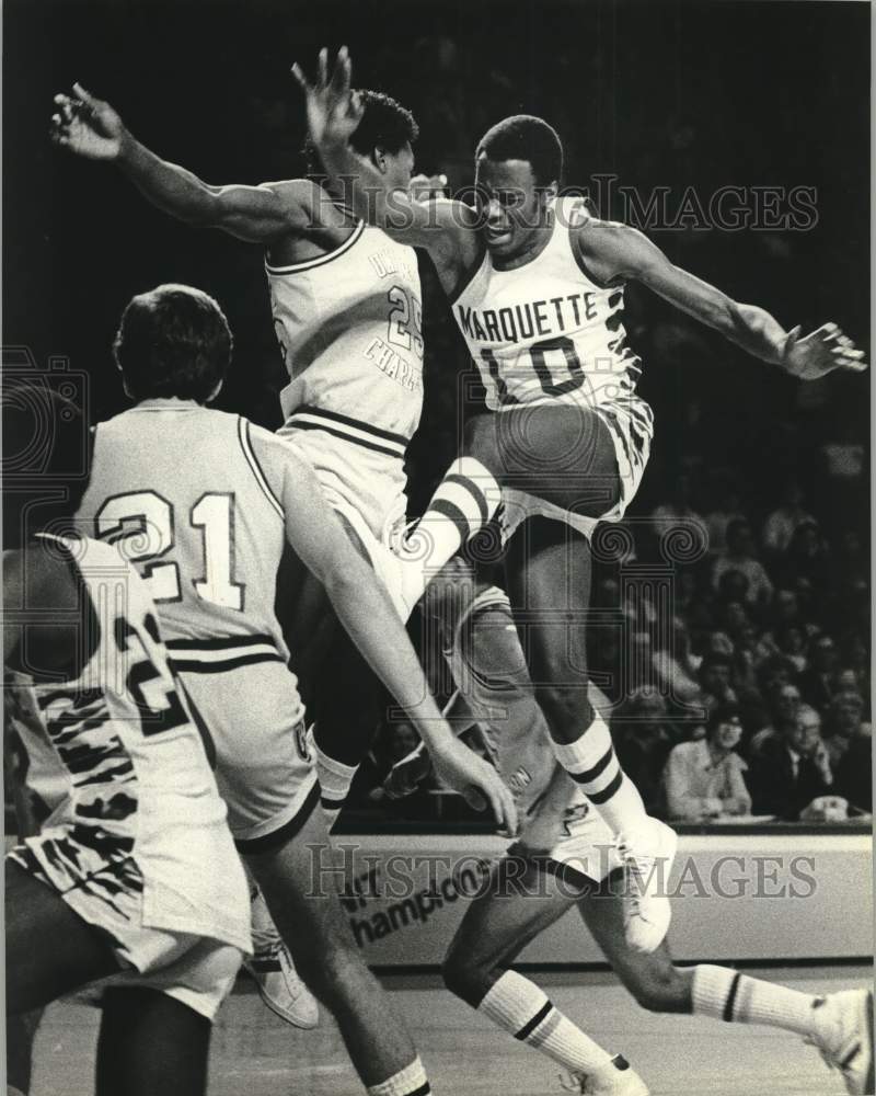 1980 Press Photo Marquette&#39;s Tony Davis collided with Johnny Johnson.- Historic Images