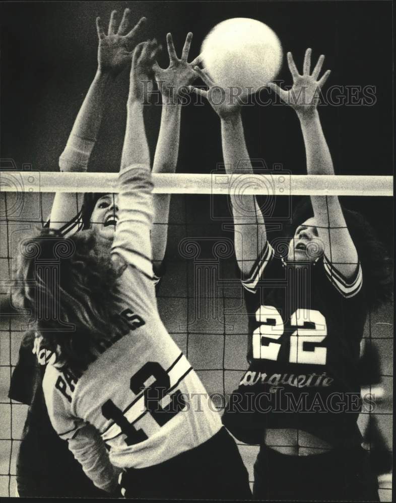 1980 Press Photo Katie Van Derhoef and Cindy Paulick of Marquette block shot.- Historic Images