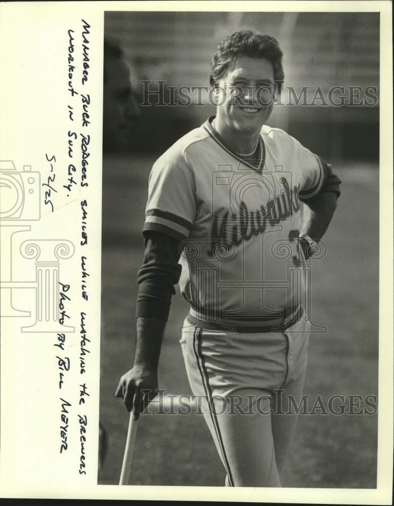 1982 Press Photo Manager Buck Rodgers watches Brewers workout in Sun City.- Historic Images