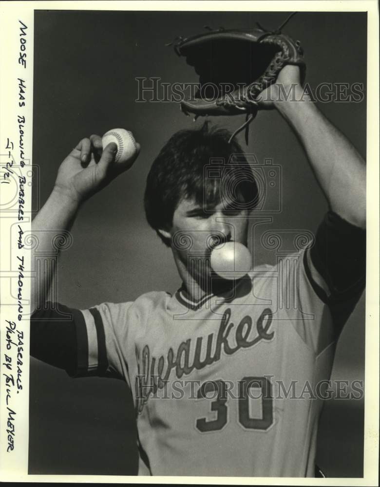 1982 Press Photo Brewer&#39;s pitcher Moose Haas blowing bubbles and pitching.- Historic Images